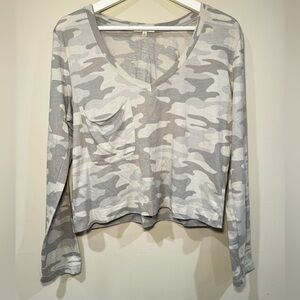 Z SUPPLY Camo Long Sleeve Cropped Top – sage (Size S)